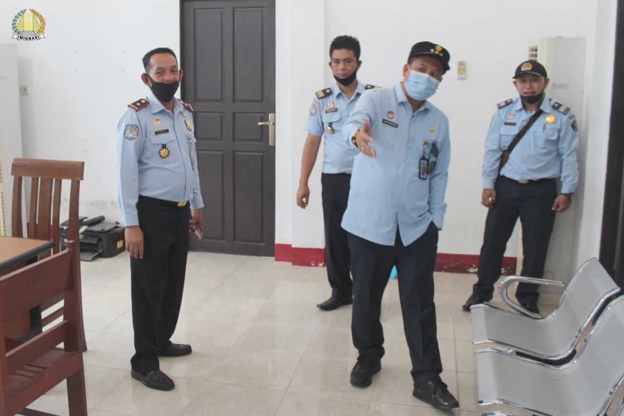 Petugas Imigrasi Kapuas Hulu melayani pemohon